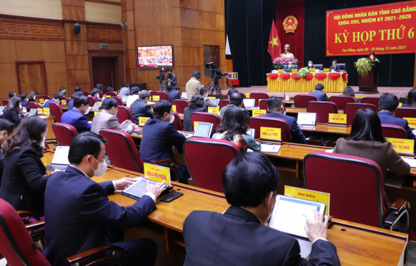 Đại biểu biểu quyết thông qua các nghị quyết bằng máy tính tại Kỳ họp thứ 6, HĐND tỉnh Cao Bằng nhiệm kỳ 2021 - 2026 - ẢNH V. THUẬN